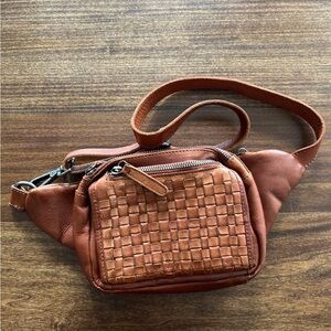 Vilenca Holland woven leather crossbody belt bag